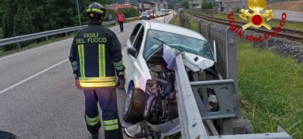 Si schianta con la Panda contro la cuspide del guardrail sulla Valsugana: grave la conducente